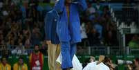 O judoca refugiado Popole Misenga (de pé) durante a sua participação nos Jogos Olímpicos do Rio-2016  Foto: Toru Hanai/Reuters 