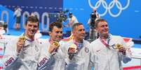 Equipe do revezamento dos Estados Unidos exibe a medalha de ouro no pódio  Foto: Michael Kappeler/DPA/Reuters