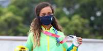Rayssa Leal exibe a medalha de prata no pódio dos Jogos Olímpicos de Tóquio  Foto: Lucy Nicholson/Reuters