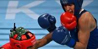 Jucielen Romeu, de vermelho, perdeu nas oitavas de final e está eliminada no boxe (Foto: LUIS ROBAYO / AFP)  Foto: Lance!