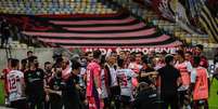 Confusão entre integrantes das comissões técnicas de Flamengo e São Paulo no Maracanã  Foto: Daniel Brasil/Photopress/Gazeta Press