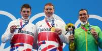 Scott Duncan, Tom Dean e Fernando Scheffer exibem as suas medalhas no pódio  Foto: Kai Pfaffenbach/Reuters