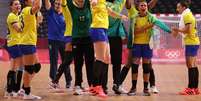 Brasileiras comemoram o triunfo sobre a Hungria no handebol feminino  Foto: Gonzalo Fuentes/Reuters