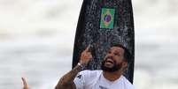 Italo Ferreira se tornou o primeiro campeão olímpico da história do surfe (YUKI IWAMURA/AFP)  Foto: Lance!
