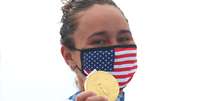 Carissa Moore mostra medalha de ouro conquistada nesta terça-feira no surfe Lisi Niesner/Reuters  Foto:  Lisi Niesner / Reuters