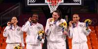 Vencedoras norte-americanas do ouro no basquete, Allisha Gray, Kelsey Plum, Stefanie Dolson e Jacquelyn Young, posam para foto com suas medalhas na Olimpíada
28/07/2021 REUTERS/Andrew Boyers  Foto: Reuters
