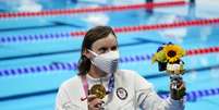 Katie Ledecky exibe a medalha de ouro conquistada na prova dos 1500m livre em Tóquio  Foto: Rob Schumacher/USA Today/Reuters