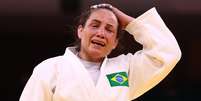 Maria Portela chora após ser eliminada em luta com decisão polêmica da arbitragem  Foto: Sergio Perez/Reuters