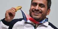 Javad Foroughi exibe a medalha de ouro  Foto: Oliver Weiken/dpa / Reuters