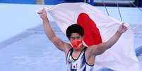 Ginasta japonês Daiki Hashimoto comemora medalha de ouro conquistado no individual geral da ginástica na Olimpíada de Tóquio
28/07/2021 REUTERS/Mike Blake  Foto: Reuters