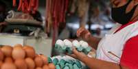 Vendedora segura ovos em um mercado de rua no Rio de Janeiro, Brasil
08/07/2021
REUTERS/Amanda Perobelli  Foto: Reuters