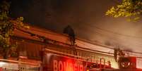 Acervo da Cinemateca pega fogo na Vila Leopoldina, em São Paulo, na noite desta quinta-feira  Foto: Ronaldo Silva / Futura Press
