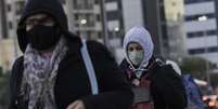 Pedestres enfrentam frio intenso na zona sul da cidade de São Paulo, na manhã desta quinta-feira  Foto: BRUNO ROCHA/ENQUADRAR / Estadão Conteúdo