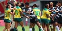 Jogadoras do Brasil e de Fiji se cumprimentam depois do confronto desta quinta-feira  Foto: Edgard Garrido/Reuters