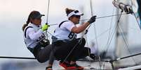 Martine Grael e Kahena Kunze durante regata disputada na Baia de Endoshima Carlos Barria/Reuters  Foto: Carlos Barria  / Reuters