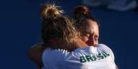 Laura Pigossi e Luisa Stefani celebram medalha de bronze
 31/7/2021    REUTERS/Yara Nardi  Foto: Reuters