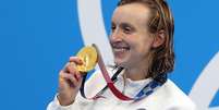 Ledecky exibe o seu terceiro ouro olímpico conquistado na prova dos 800m livre  Foto: Oliver Weiken/dpa/Reuters