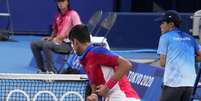 Irritado, Djokovic quebra a sua raquete durante o terceiro set do jogo deste sábado  Foto:  Robert Deutsch-USA Today/Reuters