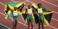 Atletas da Jamaica comemora vitória nos 100m rasos  Foto: Phil Noble / Reuters