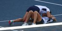  Laura Pigossi e Luisa Stefani se abraçam no chão pelo feito inédito no Japão Yara Nardi/Reuters  Foto: Yara Nardi  / Reuters