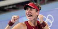 Belinda Bencic comemora após garantir a conquista da medalha de ouro em Tóquio  Foto: Robert Deutsch-USA TODAY Sports/Reuters