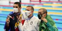 Bruno Fratus exibe a sua medalha de bronze ao lado de Dressel (ouro) e Manadou (prata)  Foto: Rob Schumacher-USA TODAY Sports/Reuters