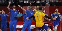 O capitão Bruninho, Renan e outros membros da Seleção comemoram vitória sobre franceses  Foto: Valentyn Ogirenko/Reuters