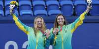 Tenistas brasileiras recebem bronze e se emocionam no pódio  Foto: Geoff Burke / Reuters
