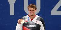 Zverev posa com a medalha de ouro   Foto: Mike Segar / Reuters