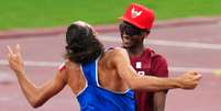 Mutaz Barshim (à direita) e Gianmarco Tamberi (à esquerda) comemoram a vitória  Foto: Reuters / BBC News Brasil