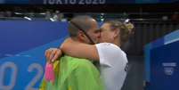 Bronze na piscina, ouro no amor: Bruno Fratus ganhou beijão de sua mulher e treinadora Michelle Lenhardt  Foto: Reprodução/YouTube