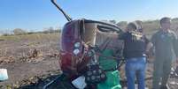 O helicóptero com quase 300 quilos de cocaína caiu e tombou em uma fazenda, no município de Poconé (MT). Os ocupantes não foram encontrados  Foto: Ciopaer-MT/Divulgação / Estadão
