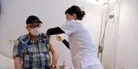 Cidadão de 84 anos é vacinado na capital Berlim, na Alemanha  Foto: Alessia Cocca / Reuters