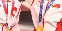Chinesas medalhistas de ouro no ciclismo nos Jogos de Tóquio Bao Shanju e Zhong Tianshi usam emblemas com o rosto do ex-líder chinês Mao Tsé-Tung no pódio
02/08/2020
REUTERS/Matthew Childs  Foto: Reuters