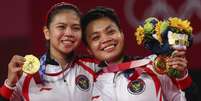 Dupla da Indonésia, Greysia Polii e Apriyani Rahayu comemora medalha de ouro Leonhard Foeger/Reuters  Foto: Leonhard Foeger  / Reuters