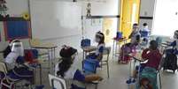 Alunos utilizam máscara na sala de aula no retorno das atividades presenciais   Foto: José Aldenir/The News2 / Estadão Conteúdo