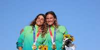 Martine Grael e Kahena Kunze no pódio após conquistarem medalha de ouro na Olimpíada de Tóquio
03/08/2021 REUTERS/Carlos Barria  Foto: Reuters