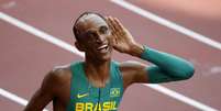 Alison dos Santos comemora seu bronze, glória olímpica após superar drama pessoal  Foto: Phil Noble/Reuters