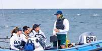 Torben Grael é técnico da dupla Martine e Kahena, ouro na classe 49erFX nos Jogos Olímpicos de Tóquio (Sailing Energy / World Sailing)  Foto: Lance!
