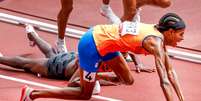 A holandesa Sifan Hassan corria uma das eliminatórias dos 1.500m feminino quando tropeçou na queniana Edina Jebitok.  Foto:  Pro Shots/Sipa USA / Reuters