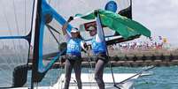 Martine Grael e Kahena Kunze comemoram ouro carregando a bandeira do Brasil Ivan Alvarado/Reuters  Foto: Ivan Alvarado  / Reuters