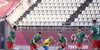Richarlison encara a marcação dos jogadores mexicanos nesta terça-feira na semifinal dos Jogos Olímpicos de Tóquio Lucas Figueiredo/CBF  Foto: Lucas Figueiredo  / CBF