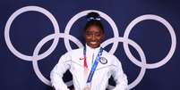 Simone Biles posa com a medalha de bronze conquistada nesta terça-feira nos Jogos Olímpicos de Tóquio Mike Blake/Reuters  Foto: Mike Blake / Reuters