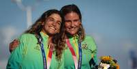 Martine Grael e Kahena Kunze recebem a medalha de ouro  Foto: Jonne Roriz/COB