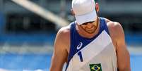 Alison, da dupla com Alvaro Filho, durante derrota para dupla da Let&ocirc;nia no torneio masculino de v&ocirc;lei de praia na T&oacute;quio 2020
04/08/2021 REUTERS/Pilar Olivares  Foto: Reuters