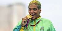 Ana Marcela Cunha comemora medalha de ouro nos Jogos Olímpicos de Tóquio  Foto: Leonhard Foeger / Reuters