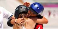 Sakura Yosozumi recebe abraço de Sky Brown. Ambas são medalhistas no skate park feminino (Foto: COI)  Foto: Lance!