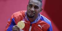 Arlen Lopez Cardona, de Cuba, mostra a medalha de ouro conquistada nesta quarta-feira Ueslei Marcelino Reuters  Foto: Ueslei Marcelino / Reuters