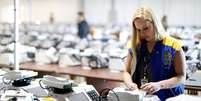 Funcionária da Justiça Eleitoral prepara urnas eltrônicas em Curitiba
22/10/2018 REUTERS/Rodolfo Buhrer  Foto: Reuters