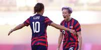 Megan Rapinoe comemora com Carli Lloyd gol marcado na decisão da medalha de bronze da Tóquio 2020 entre Estados Unidos e Austrália
05/08/2021 REUTERS/Edgar Su  Foto: Reuters